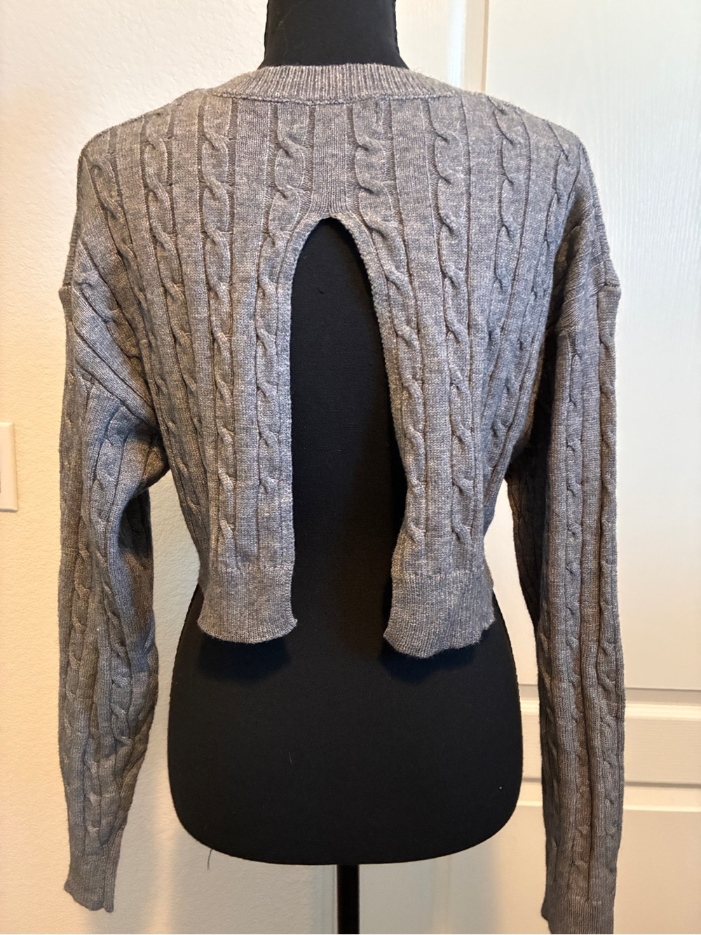 Cropped Cable-Knit Crewneck Sweater - Gray